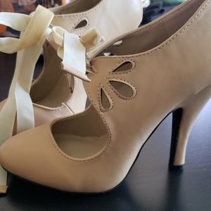 Super cute Dolce by mojo moxy Bow Heels